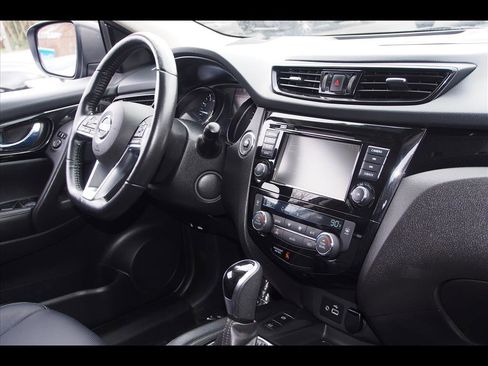 Used 2022 Nissan Rogue Sport SL w/ Premium Package image 10