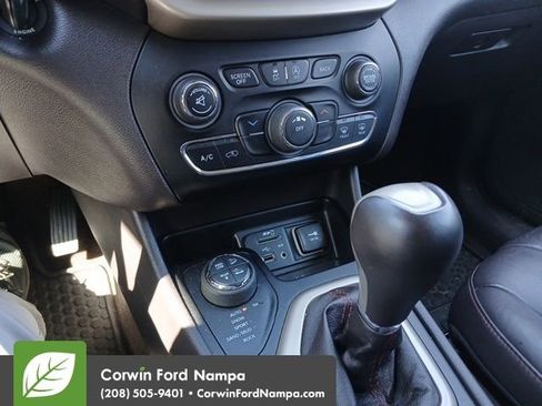 Used 2015 Jeep Cherokee Trailhawk AWD/4WD image 10