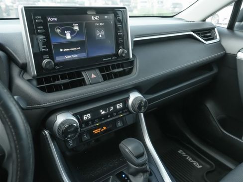 Used 2019 Toyota RAV4 XLE AWD/4WD image 21