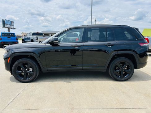 Used 2023 Jeep Grand Cherokee Limited w/ Black Appearance Package AWD/4WD image 38
