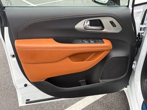 New 2026 Chrysler Pacifica Pinnacle image 12