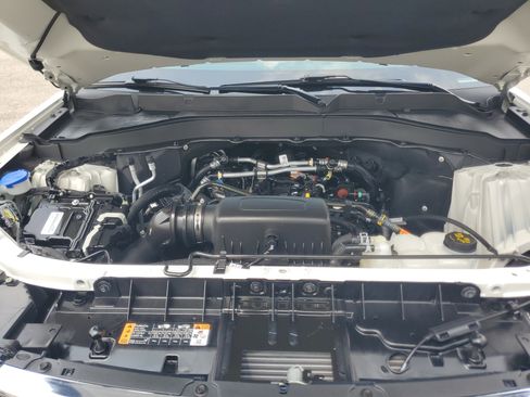 Used 2024 Ford Explorer XLT w/ Equipment Group 202A AWD/4WD image 8