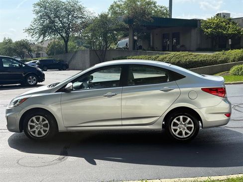Used 2012 Hyundai Accent GLS FWD image 9