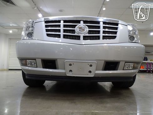 Used 2011 Cadillac Escalade ESV Premium image 26