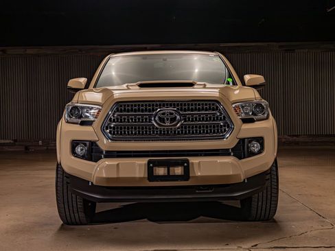 Used 2017 Toyota Tacoma TRD Sport AWD/4WD image 2