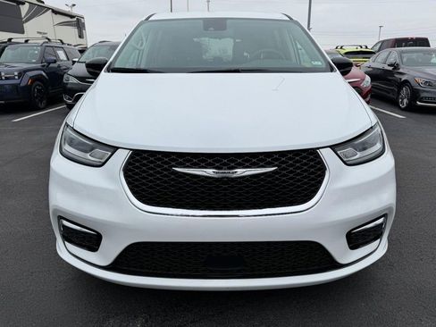 Used 2024 Chrysler Pacifica Select image 9