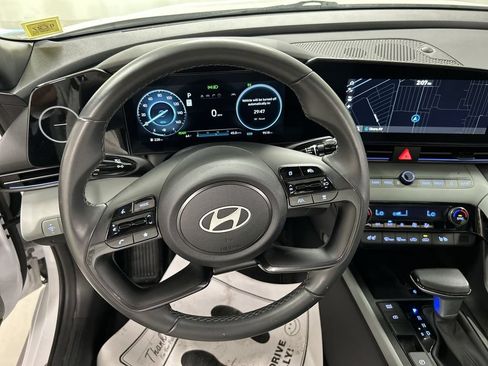 Used 2025 Hyundai Elantra Limited FWD image 4