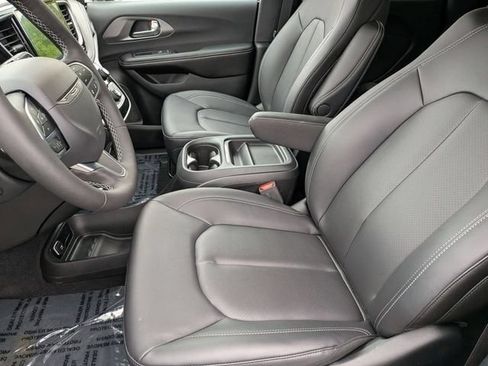 New 2027 Chrysler Pacifica Select FWD image 13
