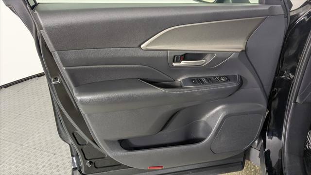 Used 2025 Toyota Grand Highlander AWD image 13