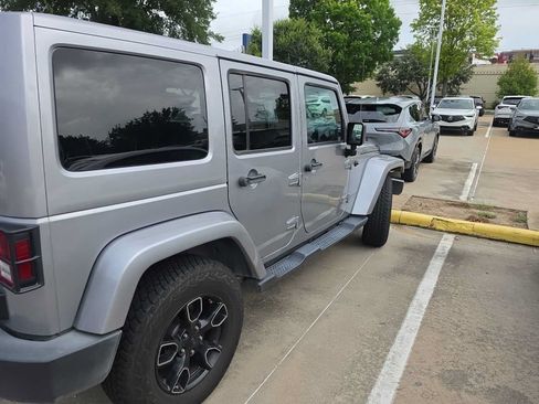 Used 2017 Jeep Wrangler Unlimited Sahara AWD/4WD image 4