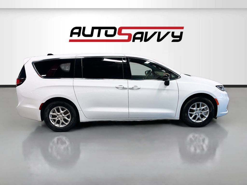 Used 2026 Chrysler Pacifica Select FWD image 8