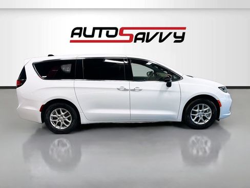Used 2026 Chrysler Pacifica Select FWD image 8