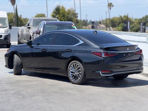 Used 2025 Lexus ES 300h w/ Luxury Package FWD image 3