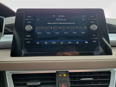 Certified 2025 Volkswagen Taos SE w/ Panoramic Sunroof Package image 20