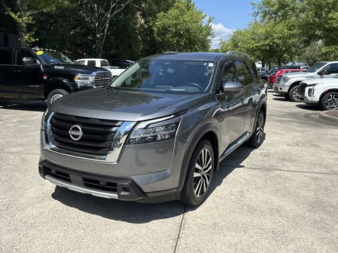 Used 2024 Nissan Pathfinder Platinum AWD/4WD image 3