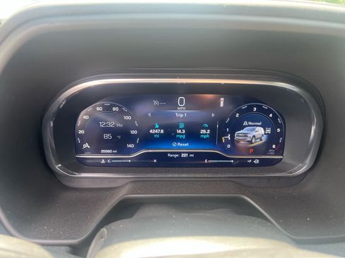 Used 2024 Chevrolet Tahoe Z71 w/ Luxury Package AWD/4WD image 3
