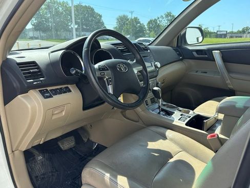 Used 2011 Toyota Highlander SE w/ Tow Pkg AWD/4WD image 11