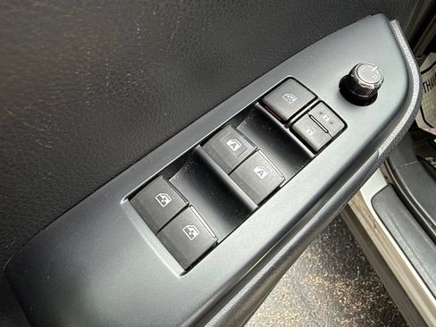 Used 2019 Toyota Highlander XLE AWD/4WD image 21