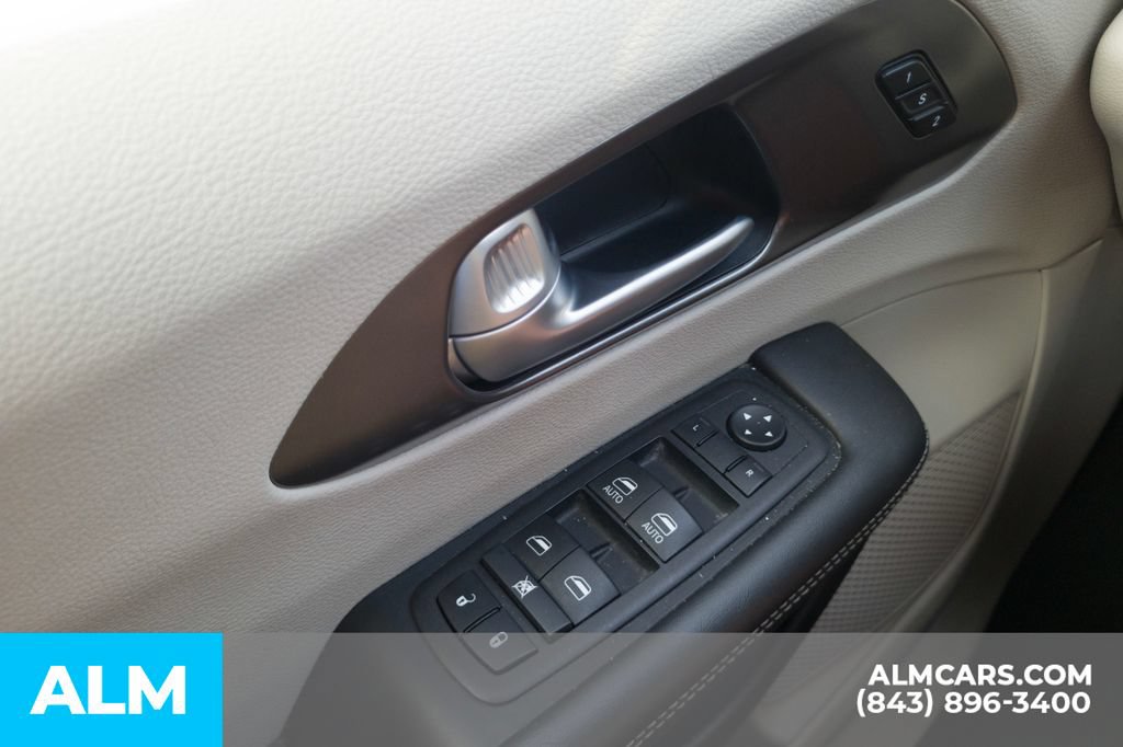 Used 2024 Chrysler Pacifica Touring-L FWD image 34