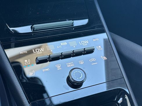 Certified 2025 Porsche Cayenne Coupe AWD/4WD image 21