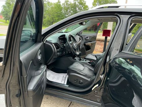Used 2019 Jeep Cherokee Limited AWD/4WD image 14