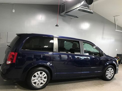 Used 2016 Dodge Grand Caravan SE w/ Quick Order Package 29E SE FWD image 3