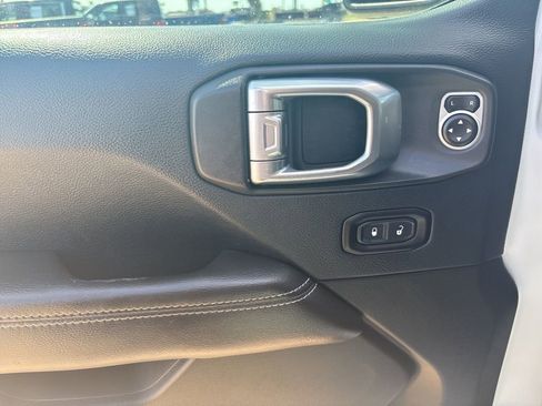 Used 2018 Jeep Wrangler Unlimited Sahara image 13