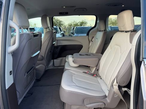 Used 2017 Chrysler Pacifica Touring-L Plus w/ Advanced Safetytec Group FWD image 6