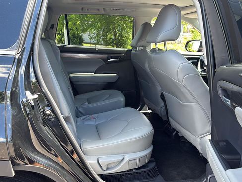 Used 2026 Toyota Highlander Platinum AWD/4WD image 16