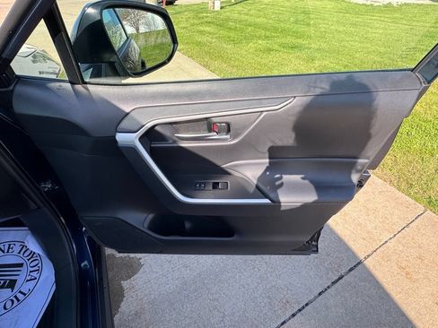 Used 2025 Toyota RAV4 XLE AWD/4WD image 66