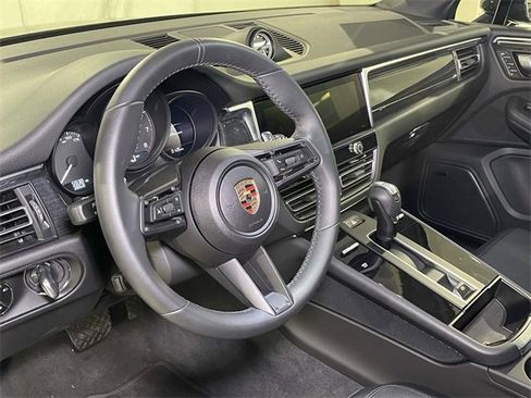 Certified 2025 Porsche Macan image 4