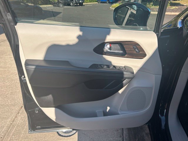 Used 2023 Chrysler Pacifica Limited FWD image 14
