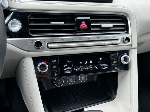 Used 2025 Genesis G70 2.5T image 11