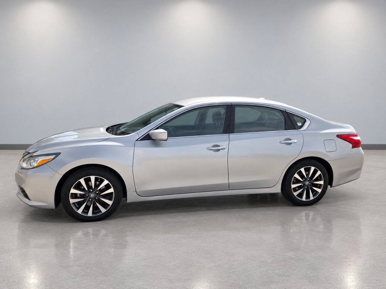 Used 2017 Nissan Altima 2.5 SV FWD image 2