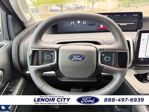 Used 2025 Ford Expedition Active RWD image 16