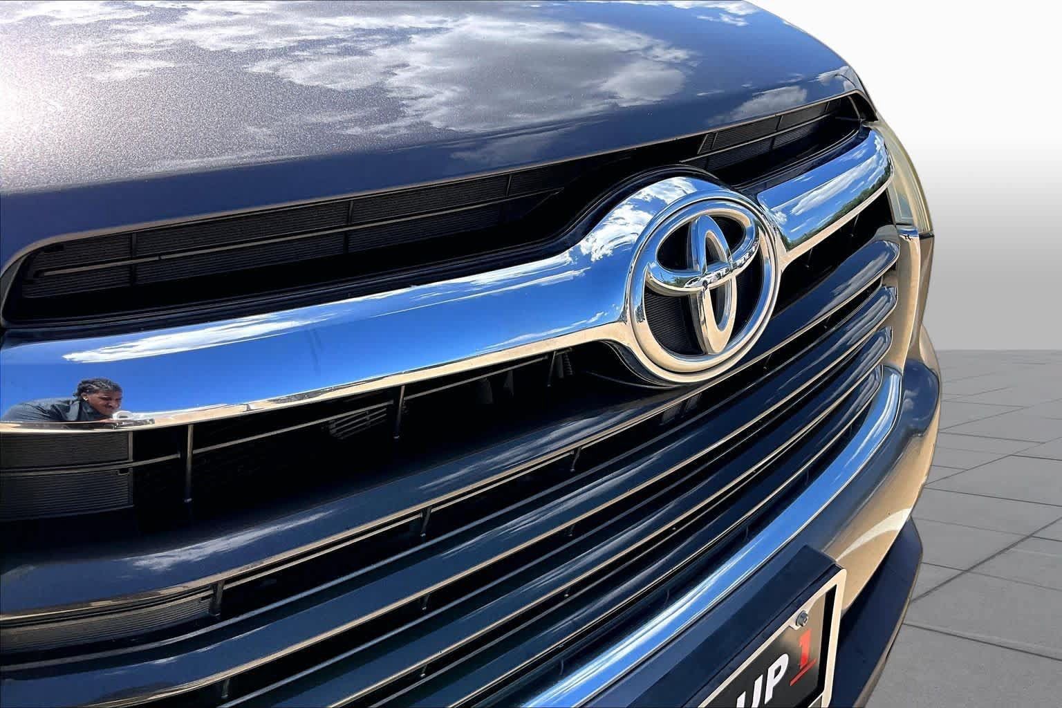 Used 2015 Toyota Highlander Plus FWD image 27