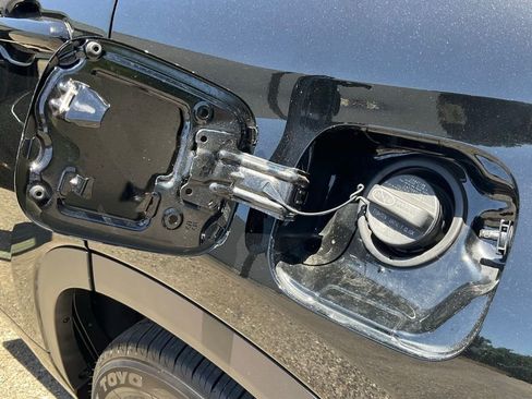 Used 2021 Toyota Highlander Limited FWD image 12