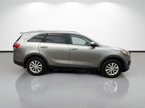 Used 2017 Kia Sorento FWD image 2
