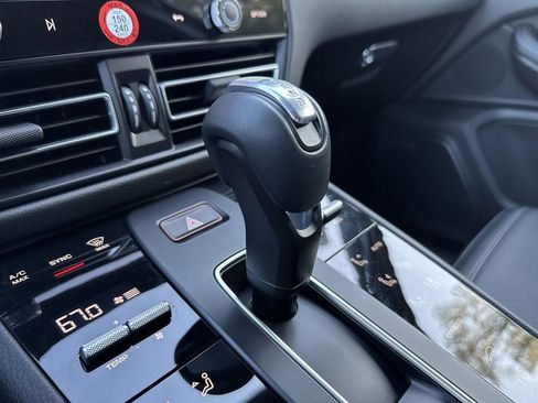 Certified 2025 Porsche Macan image 16