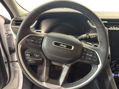 Used 2023 Jeep Grand Cherokee Limited image 16