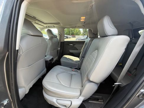 Used 2023 Toyota Highlander XLE AWD/4WD image 25