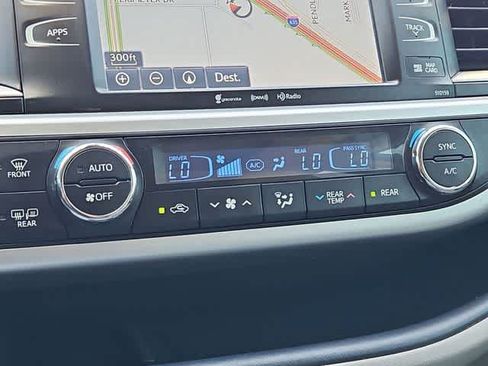 Used 2018 Toyota Highlander XLE FWD image 25