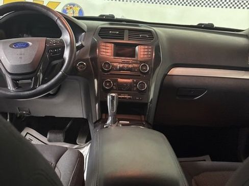 Used 2016 Ford Explorer XLT image 24