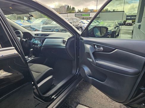 Used 2017 Nissan Rogue SV image 9