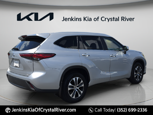 Used 2023 Toyota Highlander XLE AWD/4WD image 5