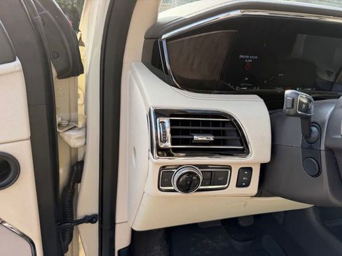 Used 2018 Lincoln Navigator Select w/ Technology Package AWD/4WD image 13