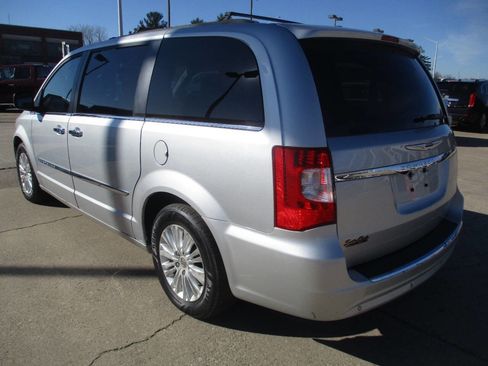 Used 2012 Chrysler Town & Country Touring-L w/ Premium Group image 4