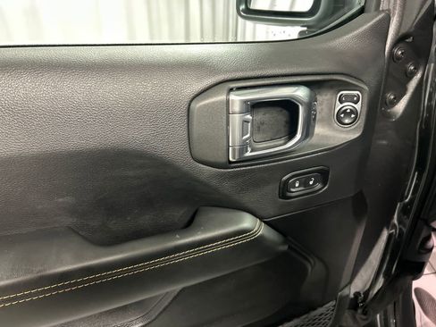 Used 2025 Jeep Wrangler Unlimited Sahara image 14