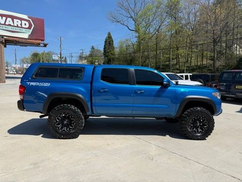 Used 2017 Toyota Tacoma TRD Off-Road image 3