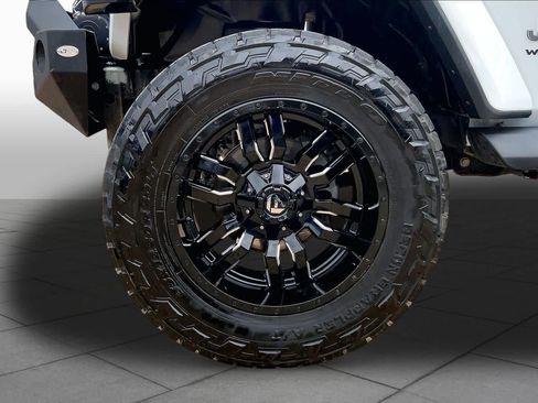 Used 2018 Jeep Wrangler Unlimited Sahara AWD/4WD image 11